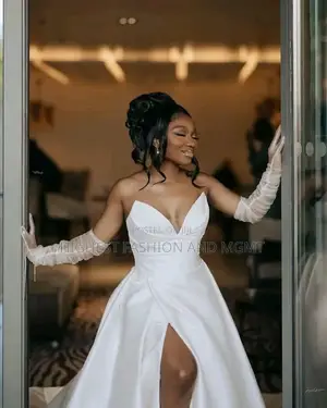 Luxury Ruched Deep-v Slit Wedding Dress With Sheer Tulle Opera Gloves