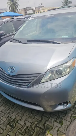 Toyota Sienna 2011 Silver