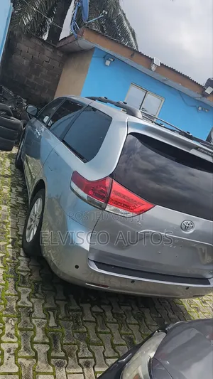 Toyota Sienna 2011 Silver