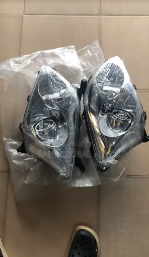 Head Lamp Avensis 2005