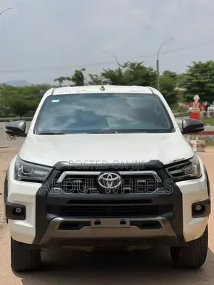 Toyota Hilux 2022 White