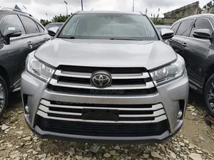 Toyota Highlander XLE 4x4 V6 (3.5L 6cyl 8A) 2018 Silver