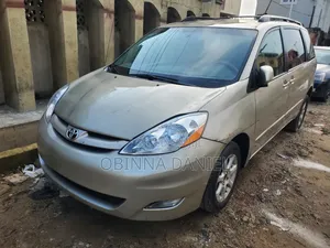 Toyota Sienna LE FWD 2006 Gold