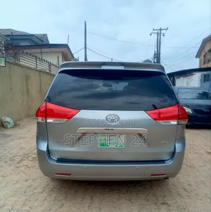 Toyota Sienna 2012 Silver