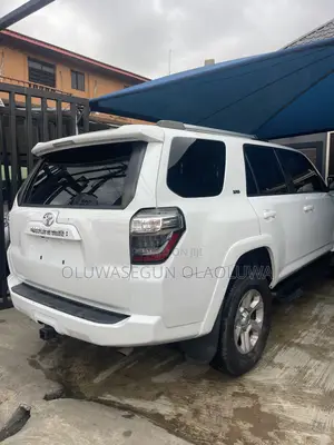 Toyota 4-Runner SR5 4WD 2023 White