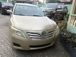 Toyota Camry LE 4dr Sedan (2.5L 4cyl 6AM) 2010 Gold