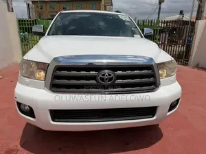 Toyota Sequoia SR5 4dr SUV 4WD (4.6L 8cyl 6A) 2012 White