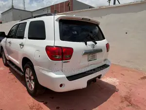 Toyota Sequoia SR5 4dr SUV 4WD (4.6L 8cyl 6A) 2012 White