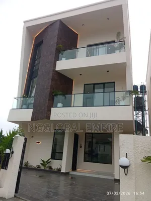 5bdrm Duplex in Orchid Road, Chevron for sale