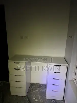 Readin Vanity Table
