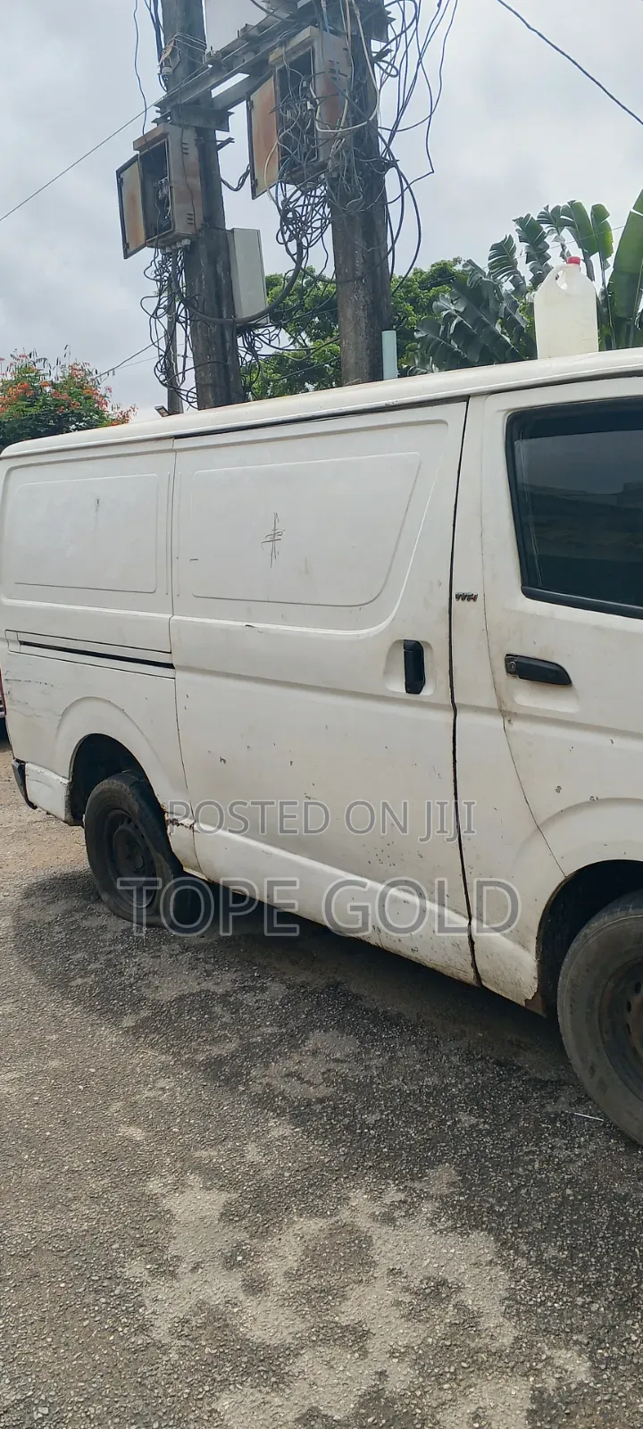 Toyota HiAce 2002 White