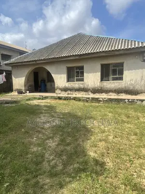 5bdrm Bungalow in Governors Road, Ikotun / Ikotun/Igando for sale