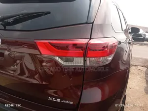 Toyota Highlander SE 2019 Maroon