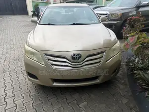 Toyota Camry LE 4dr Sedan (2.5L 4cyl 6AM) 2010 Gold