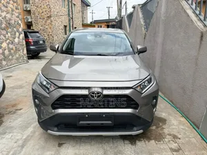 Toyota RAV4 2021 White