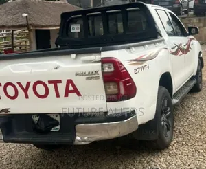 Toyota Hilux 2021 White