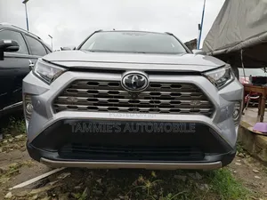 Toyota RAV4 XLE 2021 Silver
