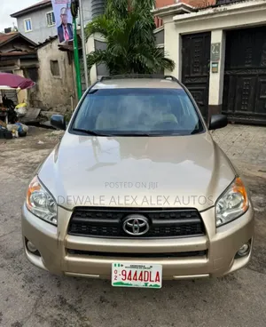 Toyota RAV4 2010 Gold