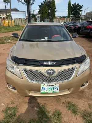 Toyota Camry LE 4dr Sedan (2.5L 4cyl 6AM) 2010 Gold