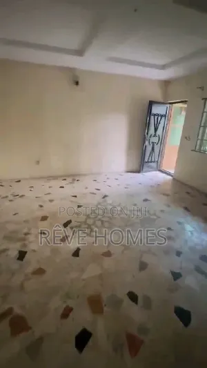 3bdrm Block of Flats in Soluyi for rent