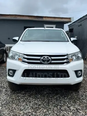 Toyota Hilux 2022 White