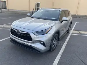 Toyota Highlander 2022 Silver