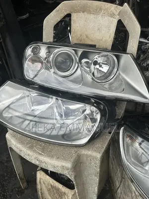 Headlights Volkswagen Toureg 2006
