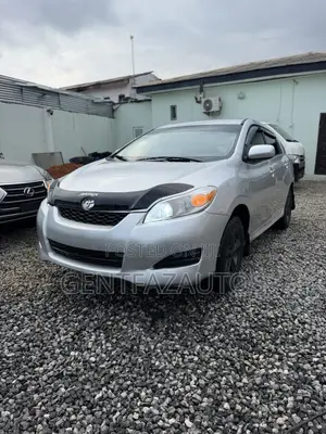 Toyota Matrix S Hatchback FWD (2.4L 4cyl 5A) 2009 Silver