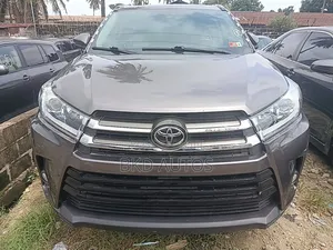 Toyota Highlander SE 4x2 V6 (3.5L 6cyl 8A) 2018 Gray
