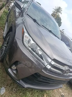Toyota Highlander SE 4x2 V6 (3.5L 6cyl 8A) 2018 Gray
