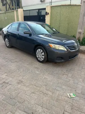 Toyota Camry LE 4dr Sedan (2.5L 4cyl 6A) 2011 Gray
