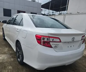 Toyota Camry SE V6 4dr Sedan (3.5L 6cyl 6A) 2013 White