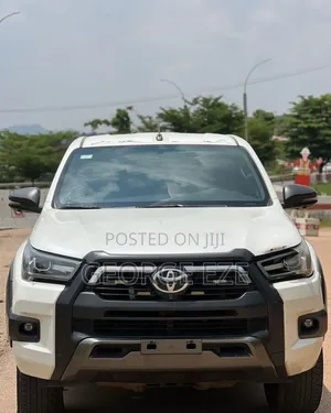 Toyota Hilux 2022 White