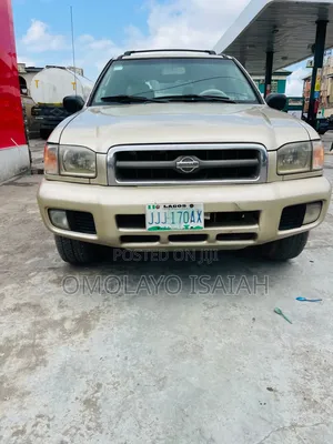 Nissan Pathfinder 2002 Gold