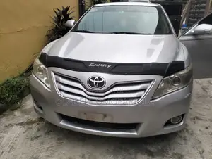 Toyota Camry LE 4dr Sedan (2.5L 4cyl 6AM) 2010 Silver