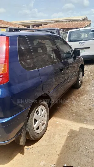 Mitsubishi SpaceRunner 2000 Blue