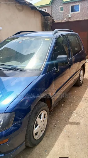 Mitsubishi SpaceRunner 2000 Blue