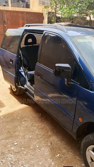 Mitsubishi SpaceRunner 2000 Blue