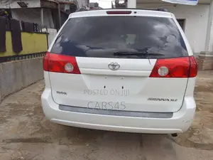Toyota Sienna 2009 White