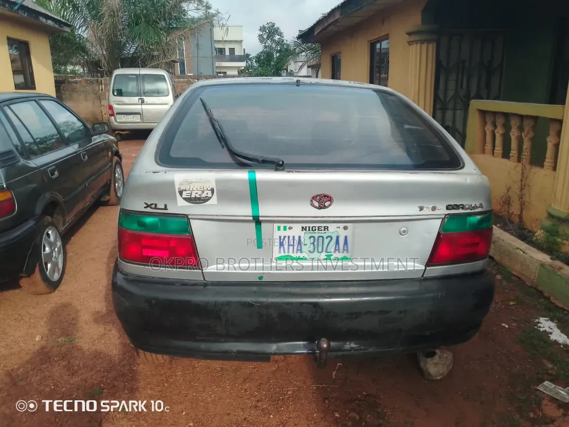 Toyota Corolla 1999 Silver