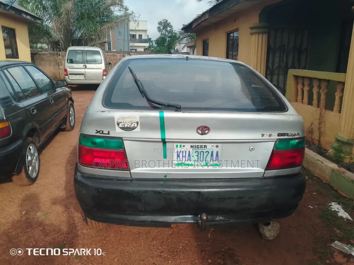 Toyota Corolla 1999 Silver