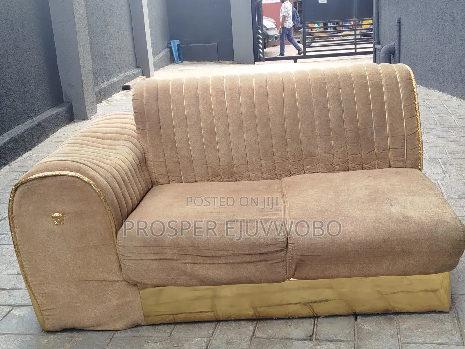 2sitters Golden Couch