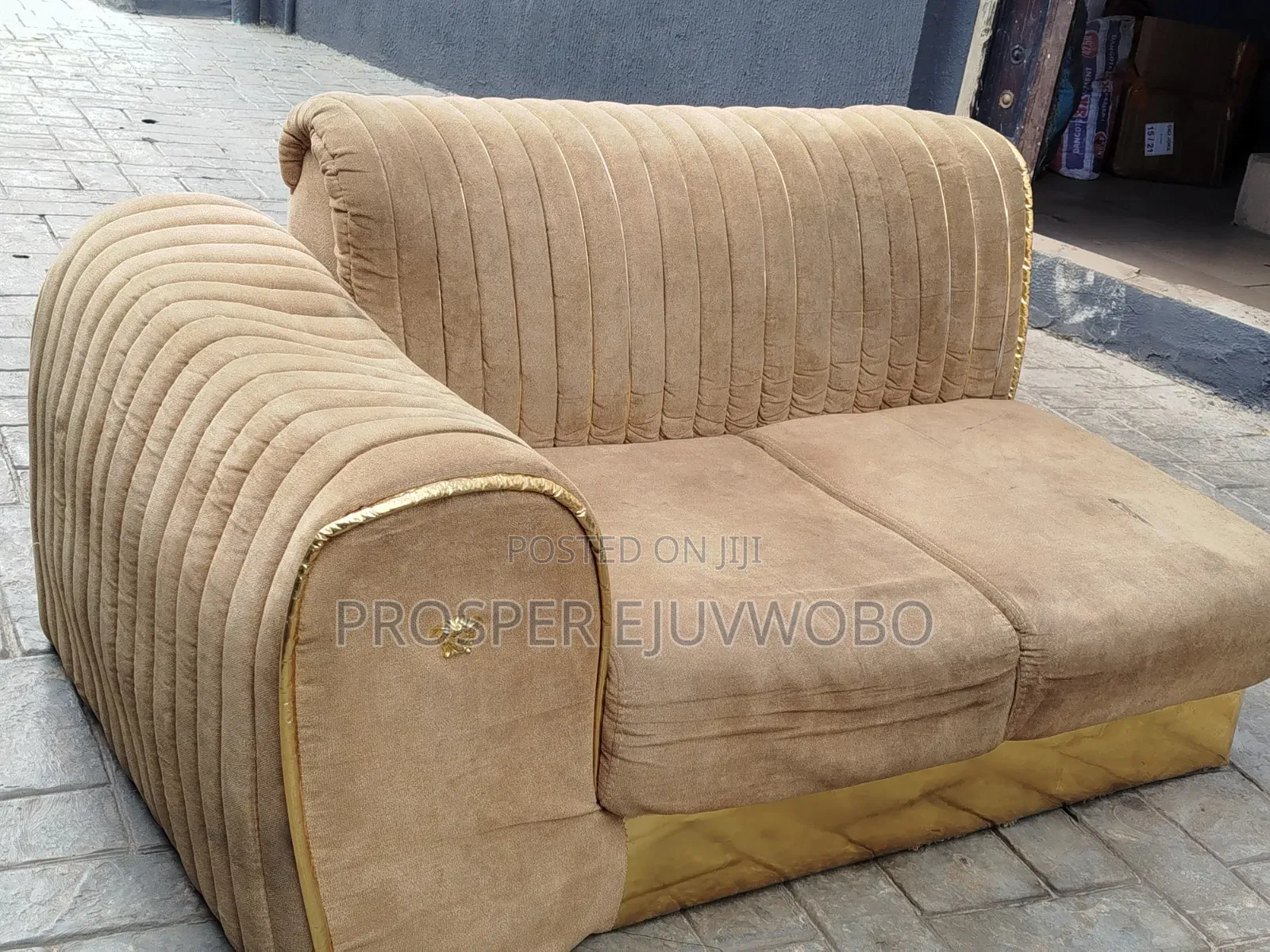 2sitters Golden Couch