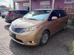 Toyota Sienna XLE 8-Passenger 4dr Minivan (3.5L 6cyl 6A) 2014 Gold