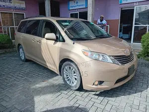 Toyota Sienna XLE 8-Passenger 4dr Minivan (3.5L 6cyl 6A) 2014 Gold