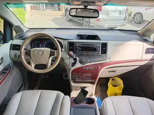 Toyota Sienna XLE 8-Passenger 4dr Minivan (3.5L 6cyl 6A) 2014 Gold