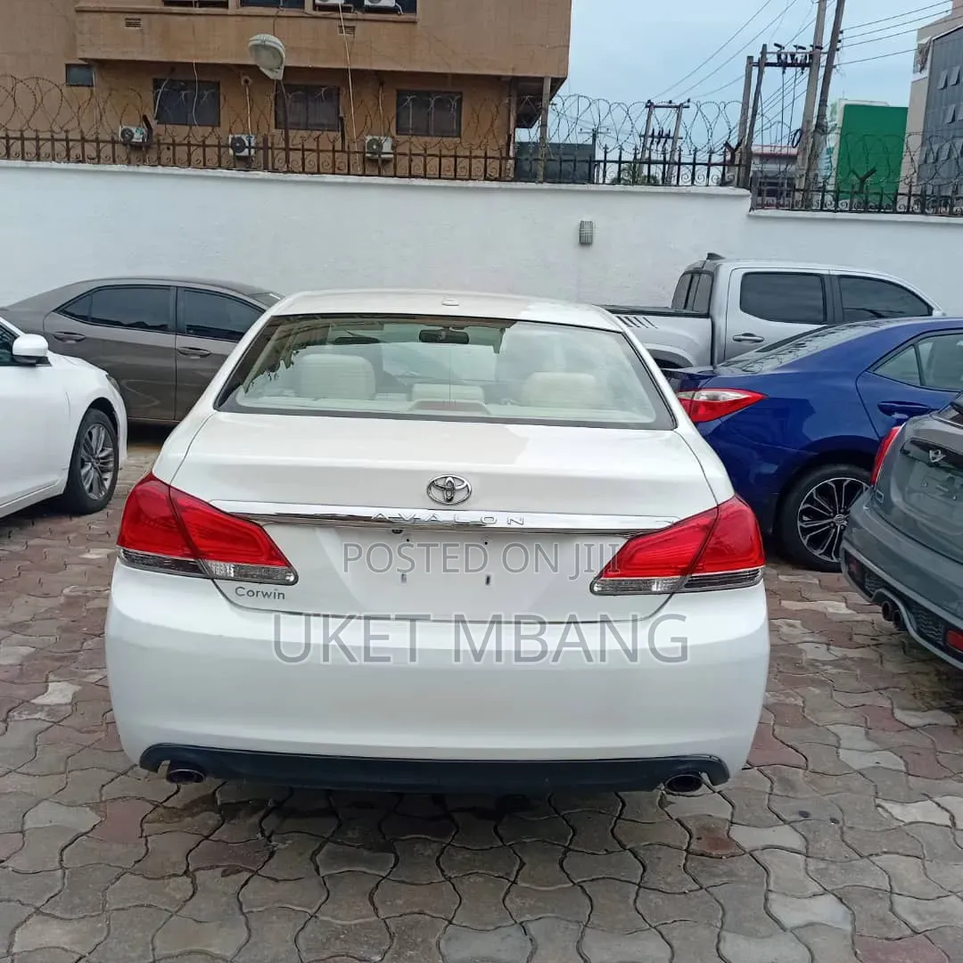 Toyota Avalon 2011 White