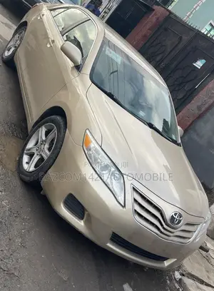 Toyota Camry LE 4dr Sedan (2.5L 4cyl 6A) 2011 Gold
