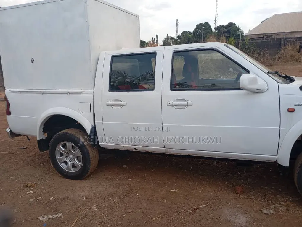 Dodge B2000 2013 White