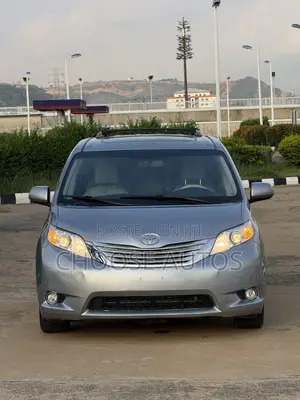 Toyota Sienna XLE FWD 8-Passenger 2013 Gray